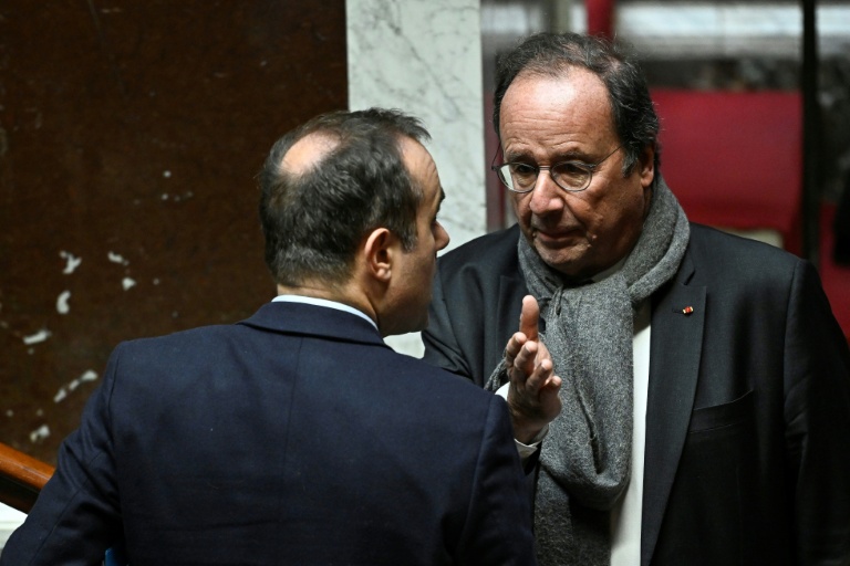 François Hollande s'entretient avec le Premier ministre Sébastien Lecornu à l'Assemblée nationale, à Paris, le 19 novembre 2025