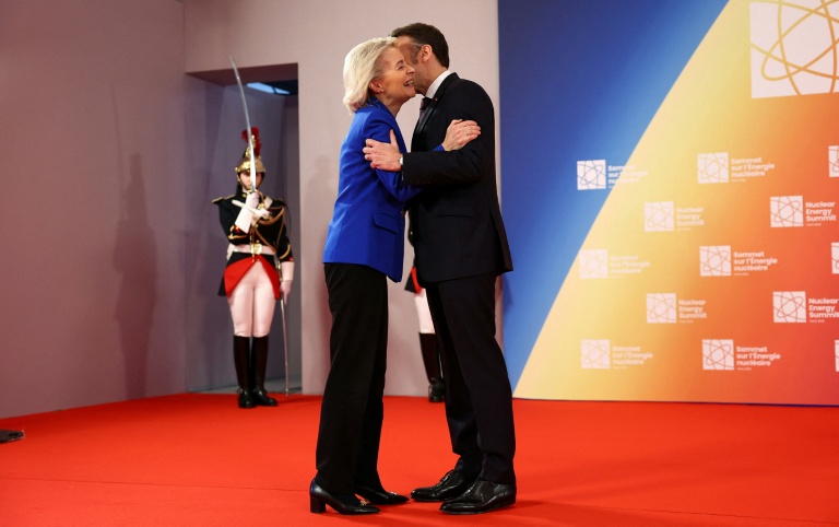 Le président Emmanuel Macron (d) accueille la présidente de la Commission européenne, Ursula von der Leyen, au Sommet sur l'énergie nucléaire à la Seine Musicale, à Boulogne-Billancourt, près de Paris, le 10 mars 2026