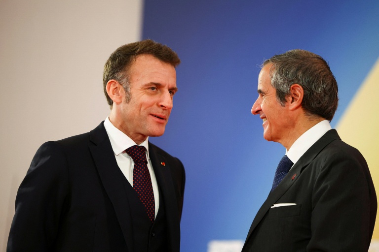 Le président Emmanuel Macron (g) accueille le directeur général de l'AIEA, Rafael Grossi au Sommet sur l'énergie nucléaire à la Seine Musicale, à Boulogne-Billancourt, près de Paris, le 10 mars 2026