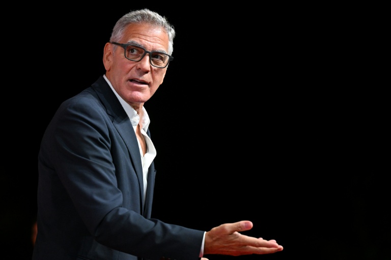 L'acteur et cinéaste américain George Clooney arrive pour la projection du film 