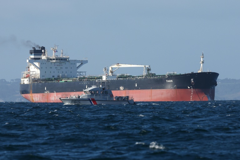 Le Tagor, pétrolier de la flotte fantôme russe arraisonné dans l'océan Atlantique par la marine française, le 2 juin 2026 à son arrivée dans la baie de Douarnenez, dans le Finistère