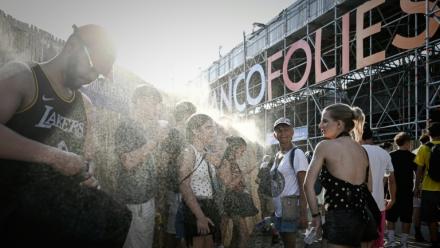 Des festivaliers se rafraîchissent à l'aide de brumisateurs aux Francofolies de La Rochelle, le 11 juillet 2026