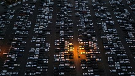 Vue aérienne de voitures de différentes marques prêtes à être exportées, dans un terminal logistique automobile à Essen, le 4 août 2025 dans l'ouest de l'Allemagne