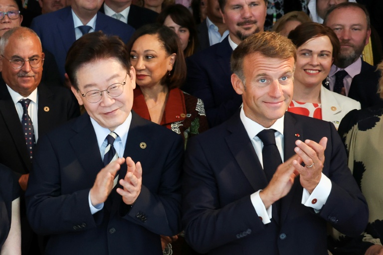 Le président sud-coréen Lee Jae-myung (g) et le président Emmanuel Macron lors de l'ouverture du 