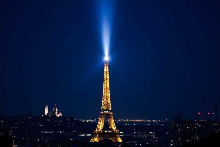 La Tour Eiffel et la basilique du Sacré-Cœur illuminées à Paris le 11 juin 2025