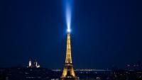 La Tour Eiffel et la basilique du Sacré-Cœur illuminées à Paris le 11 juin 2025