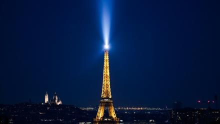 La Tour Eiffel et la basilique du Sacré-Cœur illuminées à Paris le 11 juin 2025