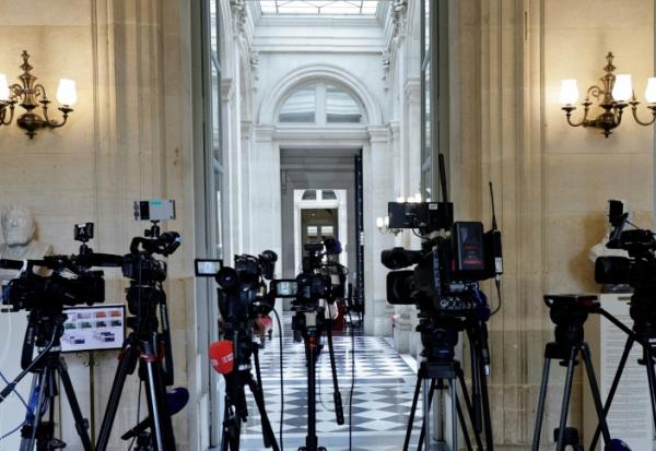 La gauche se trouve confrontée au défi d'incarner une alternative crédible au Premier ministre, mais en étant plus divisée qu'au moment du Nouveau Front populaire il y a un an