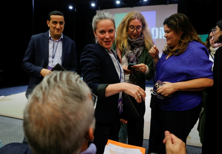 Le député Alexis Corbière (vu de dos), l'économiste Lucie Castets (centre), le maire de Trappes Ali Rabeh (gauche) et l'avocate Raquel Garrido (droite) à Trappes le 15 novembre 2025