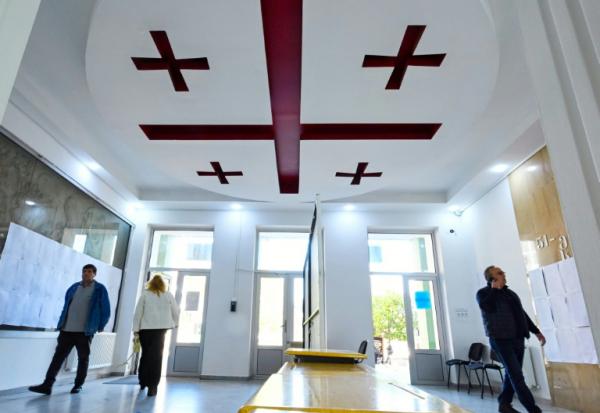 Des électeurs votent aux élections locales à Tbilissi, le 4 octobre 2025 en Géorgie
