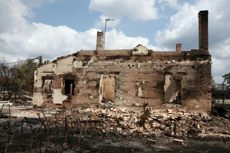 Une maison détruite par un incendie entre Lège-Cap-Ferret et Marcheprime, à l'ouest de Bordeaux, le 26 juillet 2026