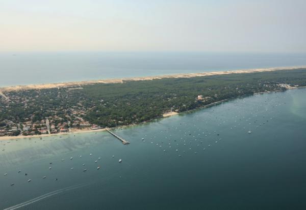 Vue aérienne de la jetée Bélisaire à Lège-Cap-Ferret, dans le bassin d'Arcachon (sud-ouest), le 24 juillet 2026