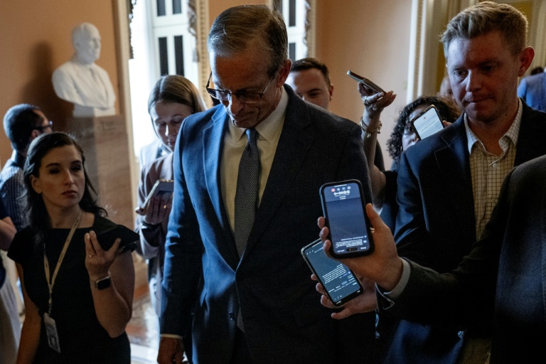 Le chef de la majorité républicaine au Sénat américain, John Thune, parle à la presse en quittant l'hémicycle du Sénat au Capitole de Washington, le 30 juin 2025