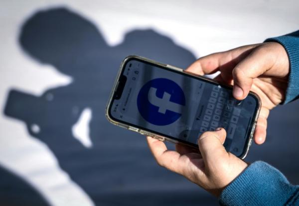 La Grèce va interdire à partir du 1er janvier 2027 l'accès aux réseaux sociaux aux jeunes de moins de 15 ans