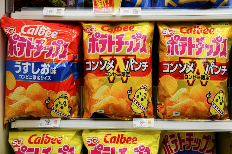 Des paquets de chips colorés de la marque Calbee dans un magasin de Tokyo le 12 mai 2026