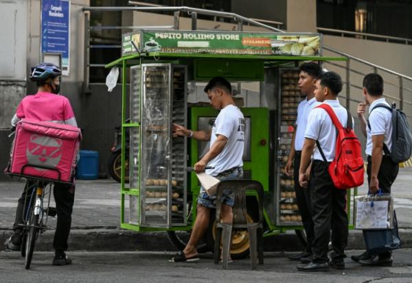 Un stand de "pandesal", des petits pains très appréciés au petit-déjeuner, à Manille, le 7 avril 2026
