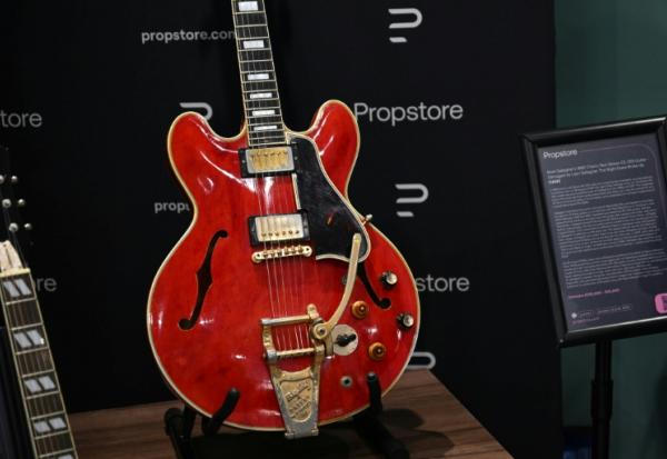 La guitare de Noel Gallagher, endommagée par son frère Liam le soir de la séparation d'Oasis, dont la valeur est estimée entre 288.000 et 576.000 euros, avant une vente aux enchères  à Londres, le 21 octobre 2025