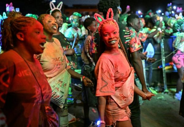 Des jeunes ivoiriens assistent à un concert et dansent le biama à Abidjan, le 29 août 2026