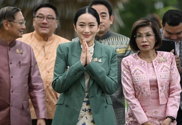 La Première ministre thaïlandaise Paetongtarn Shinawatra (C) arrive avec des membres de son cabinet avant une réunion à la Maison du gouvernement à Bangkok, le 1er juillet 2025