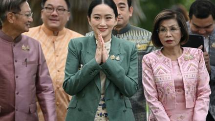 La Première ministre thaïlandaise Paetongtarn Shinawatra (C) arrive avec des membres de son cabinet avant une réunion à la Maison du gouvernement à Bangkok, le 1er juillet 2025