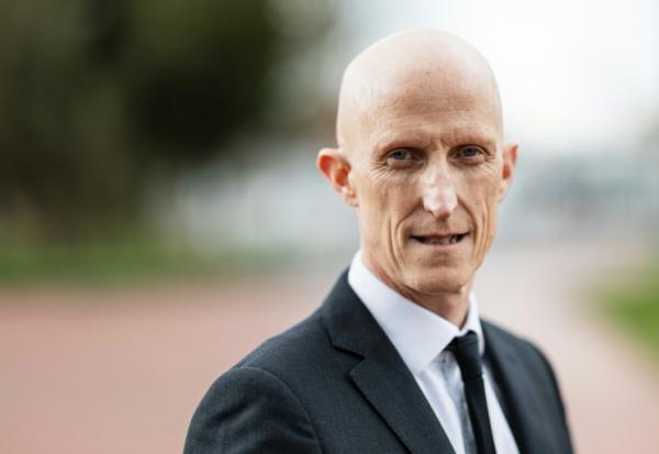 L’entrepreneur Timothée Durand, seul candidat au rachat du fabricant de verrerie Arc, devant le tribunal de commerce métropolitain de Lille à Tourcoing, le 10 mars 2026 dans le Nord