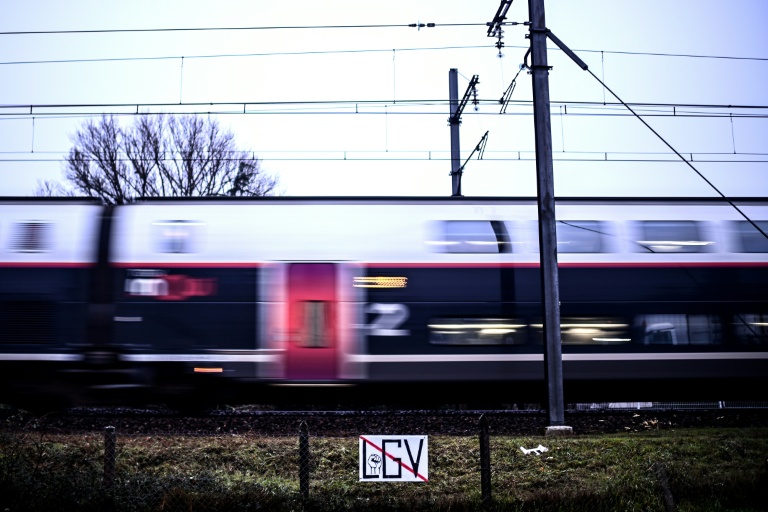 Un panneau contre le projet de ligne à grande vitesse du Sud-Ouest le 16 janvier 2024 à Saint-Medard-d'Eyrans