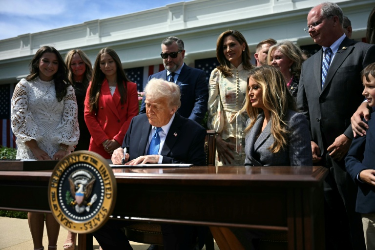 Le président américain Donald Trump, aux côtés de la Première dame Melania Trump, signe le 