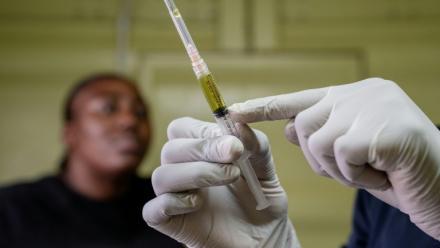 Un infirmier prépare une seringue remplie de lénacapavir dans une clinique près de Pretoria, en Afrique du Sud, le 2 décembre 2025