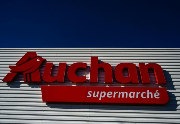A l'aube d'une bascule inédite des supermarchés Auchan sous une bannière concurrente, les clients de l'enseigne à l'oiseau rouge espèrent des effets positifs sur leur panier de courses, à défaut de partager les inquiétudes des salariés