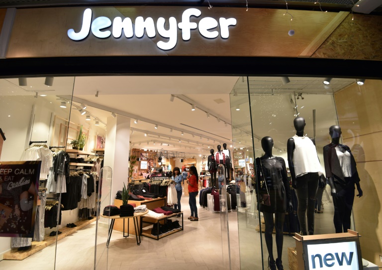 La crise des enseignes de prêt-à-porter continue: la marque Jennyfer, sortie d'une période de redressement judiciaire en 2024, a finalement été placée en liquidation judiciaire