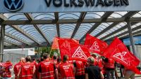 Des salariés de Volkswaggen, portant des drapeaux d'IG Metall, protestant contre le plan de restructuration préparé par la direction, à Zwickau, le 9 juillet 2026