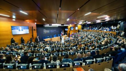Nicolas Isnard, à la tribune, lors de son élection à la tête de la métropole Aix-Marseille-Provence le 7 avril 2026