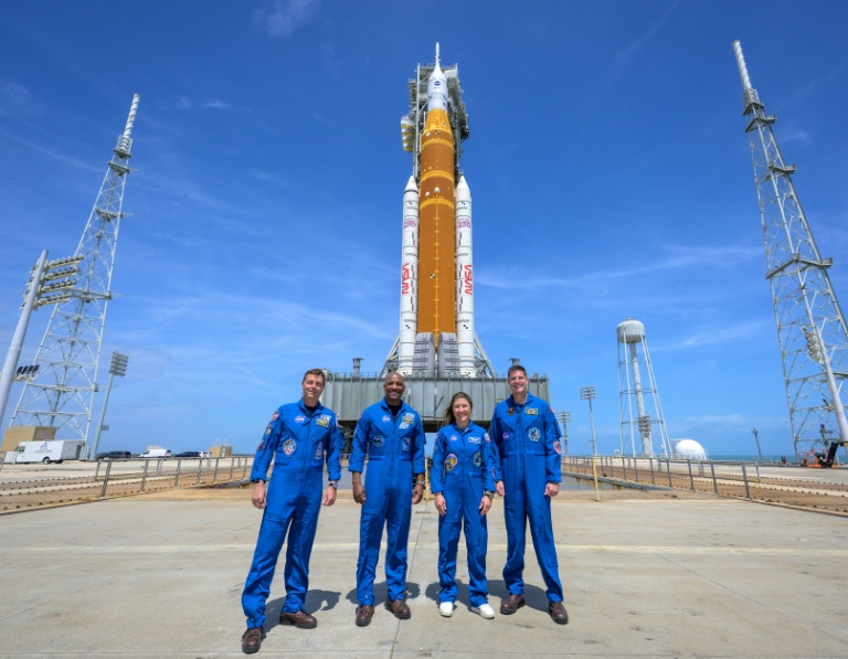Photo diffusée par la Nasa, montrant les astronautes Reid Wiseman, commandant (g), Victor Glover, pilote (2e g), Christina Koch, spécialiste de mission (2e d), et l'astronaute de l'ASC (Agence spatiale canadienne) Jeremy Hansen, spécialiste de mission (d), lors d'une visite de la fusée SLS Artemis II et du vaisseau spatial Orion, au complexe de lancement 39B du Centre spatial Kennedy, le 30 mars 2026,  en Floride