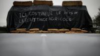 Des ballots de paille sur l'autoroute A64 bloquée par des agriculteurs, le 22 décembre 2025 à Carbonne, en Haute-Garonne