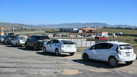 Des automobilistes font la queue devant une station-service à Bagakhangai, en Mongolie, le 25 août 2026
