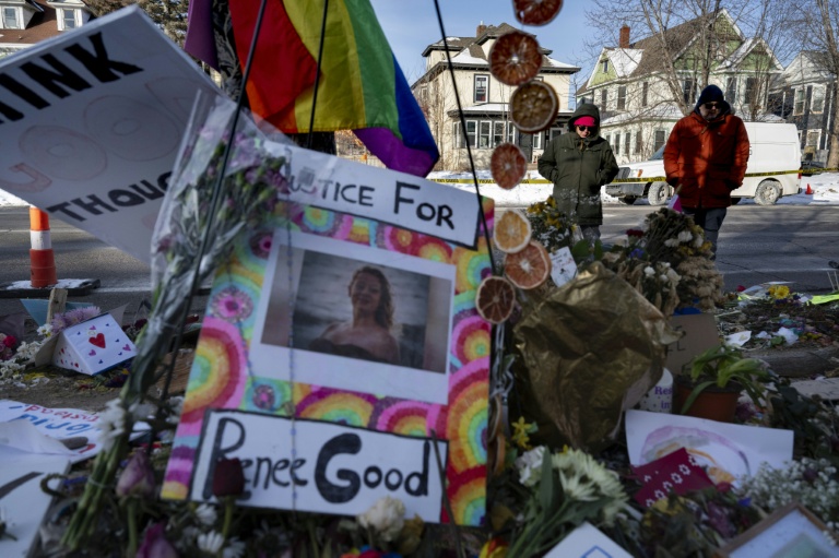 Un mémorial en hommage à Renee Good, abattue par des agents fédéraux de la police de l'immigration, le 26 janvier 2026 à Minneapolis, dans le Minnesota