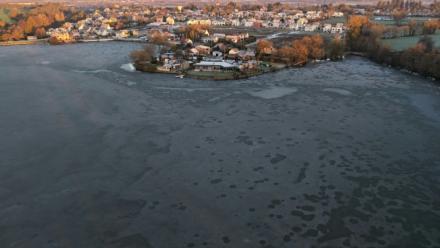 Vue aérienne d'un étang gelé à Hédé-Bazouges, en Ille-et-Vilaine, lors d'une vague de froid, le 5 janvier 2026