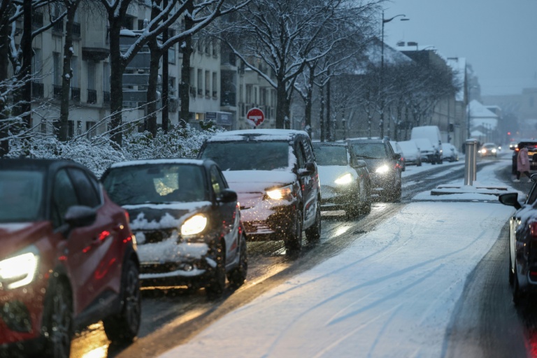 Des véhicules au ralenti dans Paris sous la neige, le 5 janvier 2026