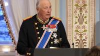 Le roi Harald de Norvège prononce un discours à un dîner de gala à Oslo le 8 avril 2025.

