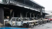Des véihicules incendiés devant une concession Renault à Nouméa, en Nouvelle-Calédonie, le 17 mai 2024