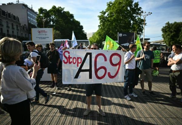 Manifestation d'opposants au projet d'autoroute A69, devant la gare de Toulouse, le 28 mai 2025