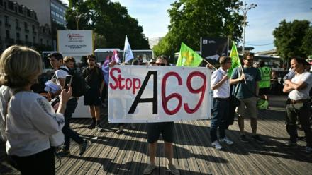 Manifestation d'opposants au projet d'autoroute A69, devant la gare de Toulouse, le 28 mai 2025