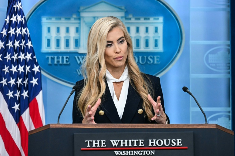 La nouvelle porte-parole de la Maison Blanche, Katie Zacharia, lors de son premier point presse dans la salle James Brady de la MaisonBlanche, à Washington, le 13 octobre 2026