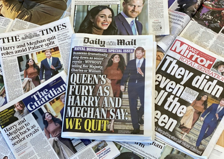 Des unes de quotidiens britanniques rapportant que le prince Harry, duc de Sussex, et son épouse Meghan, duchesse de Sussex, envisagent de renoncer au rôle de membres seniors de la famille royale, le 9 janvier 2020 à Londres