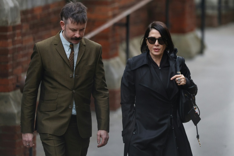 L'actrice britannique Sadie Frost (d) arrive à la Haute Cour de Londres, le 19 janvier 2026 avant le procès opposant le prince Harry, et d'autres plaignants de renom à un grand groupe de presse britannique