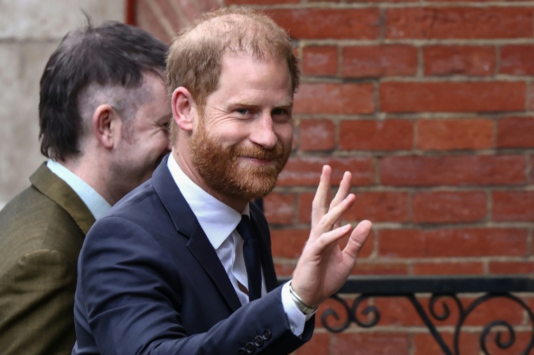 Le prince Harry (d) arrive à la Haute Cour de Londres, le 19 janvier 2026, avant le procès qui l'oppose, ainsi que six autres plaignants, à un grand groupe de presse britannique