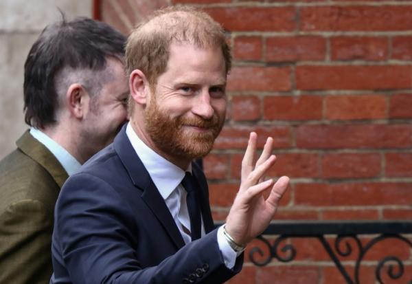 Le prince Harry (d) arrive à la Haute Cour de Londres, le 19 janvier 2026, avant le procès qui l'oppose, ainsi que six autres plaignants, à un grand groupe de presse britannique