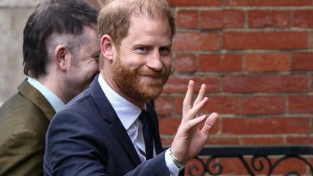 Le prince Harry (d) arrive à la Haute Cour de Londres, le 19 janvier 2026, avant le procès qui l'oppose, ainsi que six autres plaignants, à un grand groupe de presse britannique