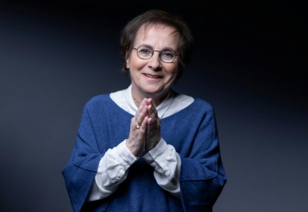 La chanteuse, compositrice et pianiste Marie Paule Belle, restée célèbre pour "La Parisienne", tube de la chanson française des années 1970, pose le 15 décembre 2023 à Paris