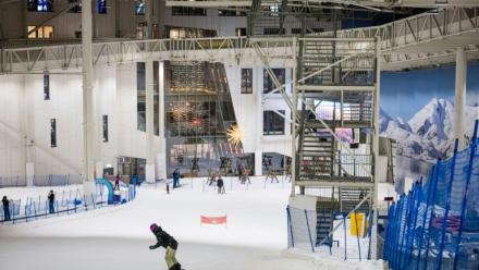 Des skieurs dans un centre de ski indoor à Lørenskog, près d'Oslo, le 5 janvier 2026